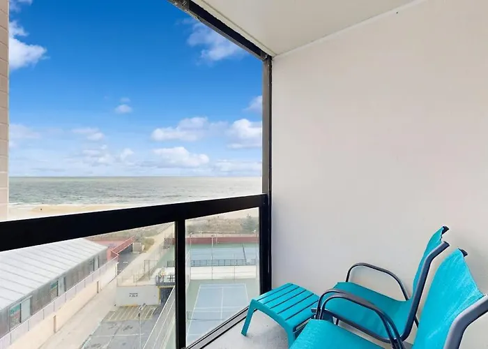 Stunning Beachfront With Balcony Tennis & Views Pools Gym & Ac Holiday home *