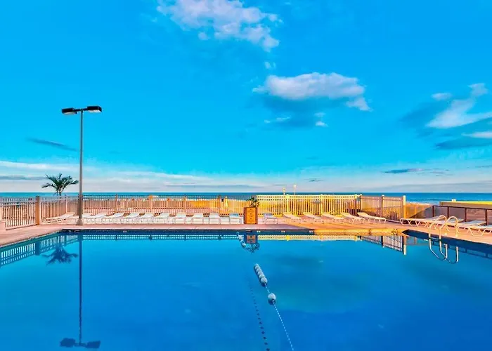 Stunning Beachfront With Balcony Tennis & Views Pools Gym & Ac *